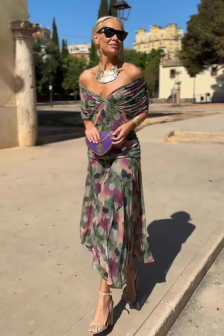 ELEGANT MAXI DRESS WITH V-NECK AND PLEATED SKIRT